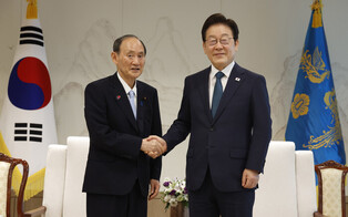 Lee meets leader of Japan-S. Korea Parliamentarians' Union