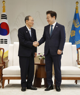 Lee meets leader of Japan-S. Korea Parliamentarians' Union