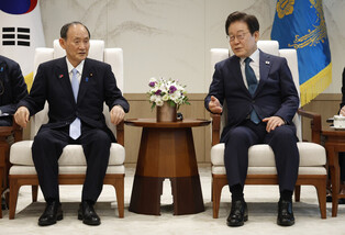 Lee meets leader of Japan-S. Korea Parliamentarians' Union