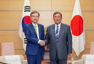 S. Korean FM meets Japanese PM