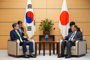 S. Korean FM meets Japanese PM