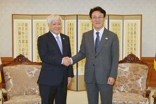 PM Kim meets Vietnamese politician