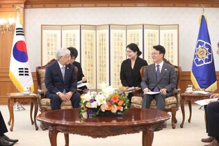 PM Kim meets Vietnamese politician