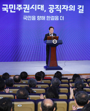 Lee gives special lecture to high-ranking gov't officials