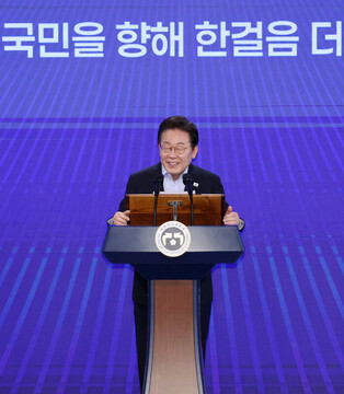 Lee gives special lecture to high-ranking gov't officials