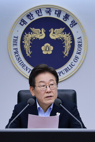 Lee holds 6th meeting with top aides