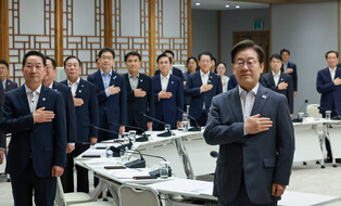 Lee attends meeting with mayors, governors