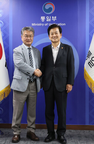 Unification minister meets acting U.S. envoy