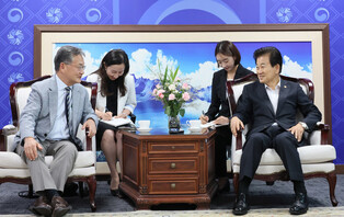 Unification minister meets acting U.S. envoy