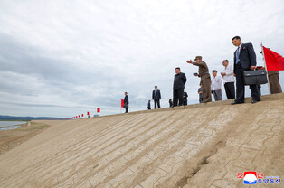NK leader inspects embankment construction on northern border