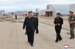 NK leader inspects greenhouse farm on northern border