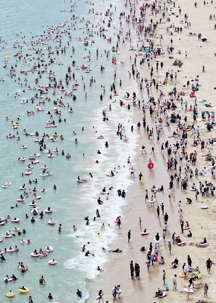 Enjoying beach amid heat wave