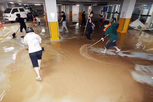 Heavy rainfall in southwestern S. Korea