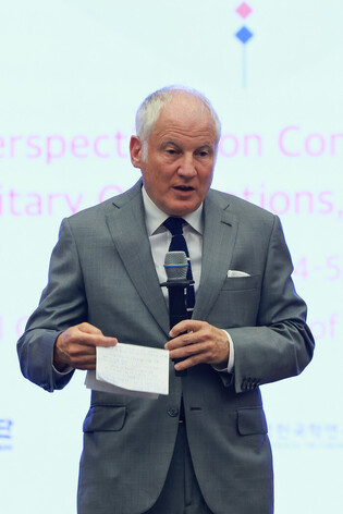 Global geopolitics expert at academic conference in Seoul