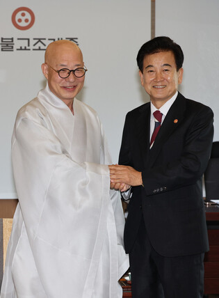 Unification minister visits Buddhist leader