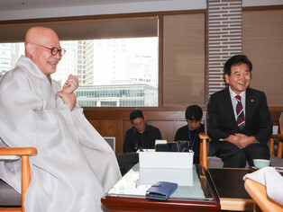 Unification minister visits Buddhist leader