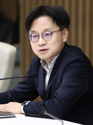 Industry minister at roundtable discussion on S. Korea-U.S. trade