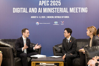 Science minister meets chief of White House's science office