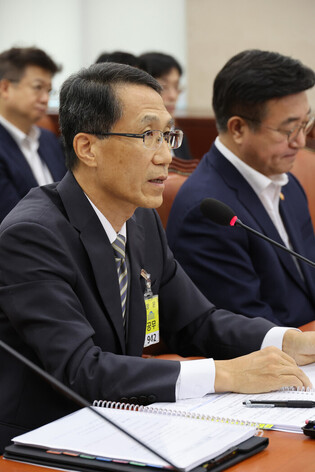 Acting police chief at parliamentary session