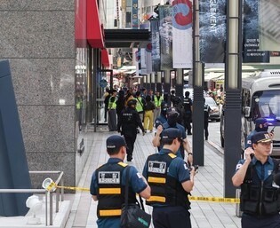 Shoppers evacuate department store amid bomb threat