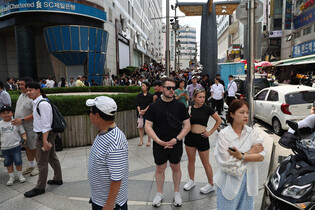 Shoppers evacuate department store amid bomb threat