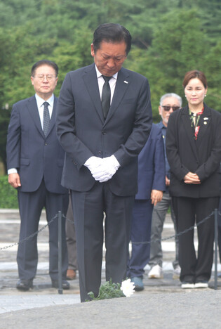 Ruling party's chief honors late president