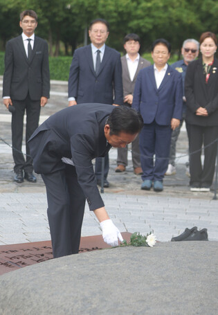 Ruling party's chief honors late president