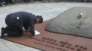 Ruling party's chief honors late president