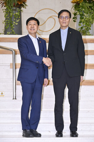 Finance minister meets BOK chief