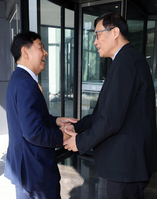 Finance minister meets BOK chief