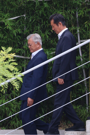 Ruling party's leader meets ex-President Moon