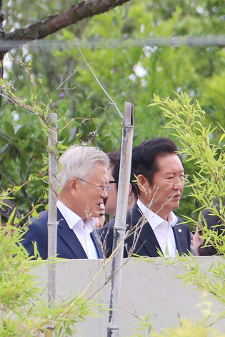 Ruling party's leader meets ex-President Moon