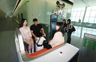 Autonomous airport vehicle