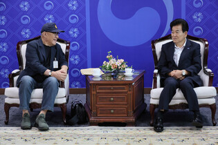 Meeting with abductee family group head