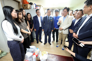 Meeting with foreign workers