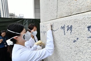 Gyeongbok Palace defaced again; man in his 70s arrested for doodling on wall with marker