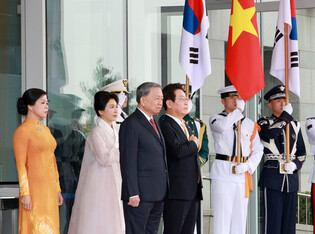 Saluting nat'l flag