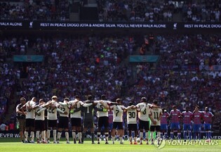 EPL 새 시즌 개막전서 조타 형제 추모…검정 완장 차고 묵념