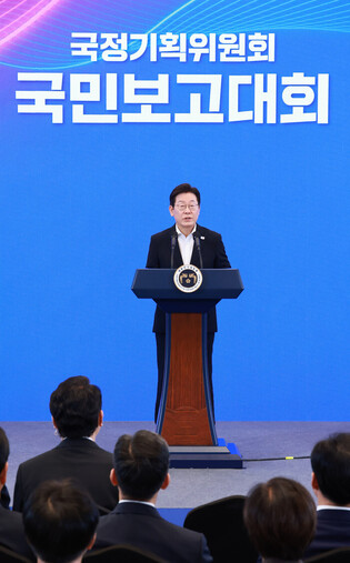 Lee attends meeting on report of state affairs committee