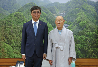Culture minister meets Buddhist leader