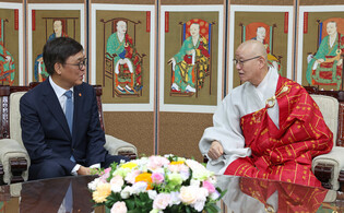 Culture minister meets Buddhist leader