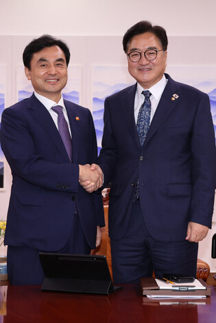 Speaker meets defense chief