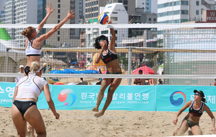 Int'l women's beach volleyball tourney opens