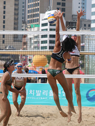 Int'l women's beach volleyball tourney opens