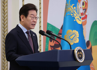 Lee hosts dinner with diplomatic corps