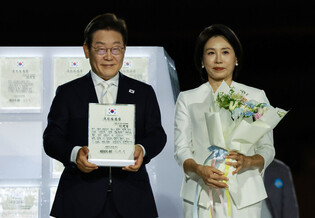 Lee receives letter of appointment in ceremony