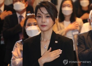 [샷!] "그녀가 사랑하는 건 이런것밖에 없었다"