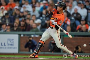 '태극 배트' 든 이정후와 김하성, 495일 만의 맞대결서 1안타씩