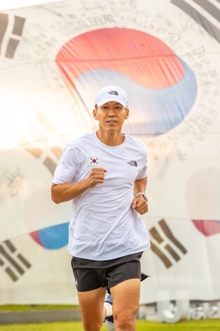 가수 션, 광복절 기념 81.5㎞ 완주…23억여원 기부