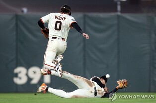 양 무릎으로 타구 잡은 이정후…해설자 "10년짜리 호수비" 극찬
